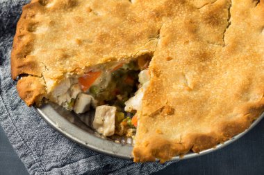 Sosu ve bezelyesi olan ev yapımı sağlıklı tavuklu turta.