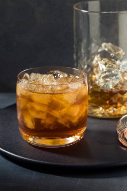 Ayyaş, Siyah Rus Kokteyli ve Kahve Likörü.