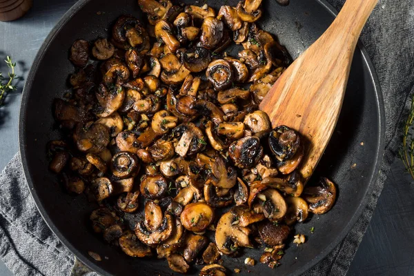 Hausgemachte Gesunde Sautierte Pilze Mit Butter Und Thymian — Stockfoto