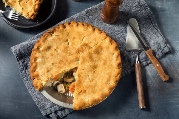 Gezonde Zelfgemaakte Kippentaart Met Saus Erwten — Stockfoto