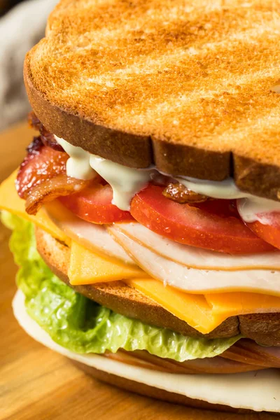 Sandwich Maison Dinde Club Avec Tomate Bacon Laitue — Photo