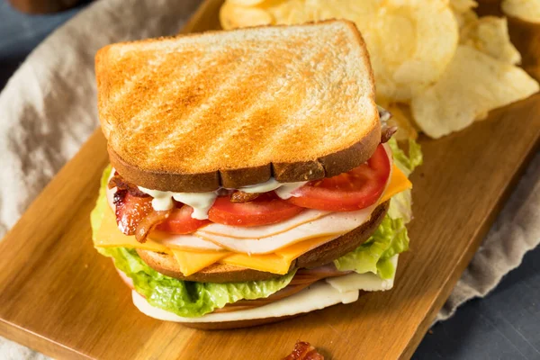 Hausgemachtes Truthahn Club Sandwich Mit Speck Tomate Und Salat — Stockfoto