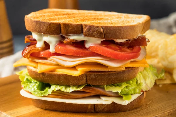 Hausgemachtes Truthahn Club Sandwich Mit Speck Tomate Und Salat — Stockfoto