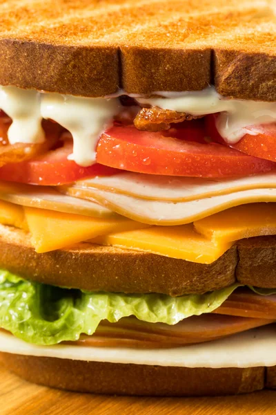 Sandwich Maison Dinde Club Avec Tomate Bacon Laitue — Photo