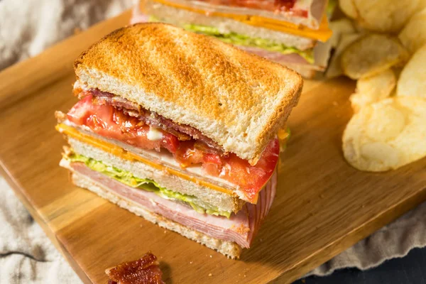 Zelfgemaakte Turkse Club Sandwich Met Spek Tomaat Sla — Stockfoto