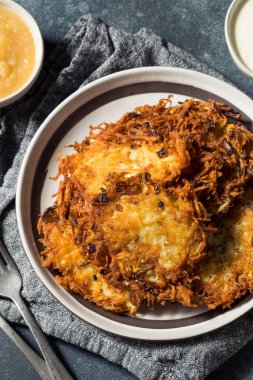 Ekşi krema ve elma soslu ev yapımı tuzlu patatesli krep.