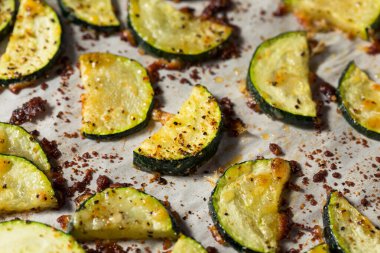 Ev yapımı fırın sarımsak ve biberli kabak dilimleri.