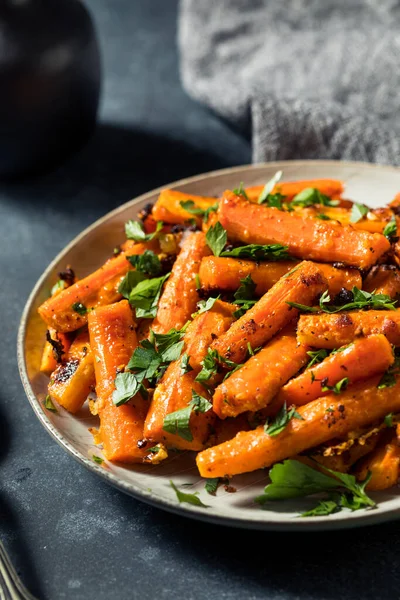 Hausgemachte Bio Orangen Geröstete Karotten Mit Knoblauch Und Petersilie — Stockfoto