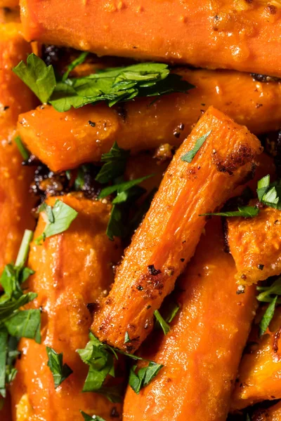 Ev yapımı, sarımsaklı ve maydanozlu portakallı havuç.