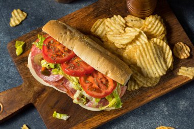 Salamlı ve domatesli ev yapımı İtalyan Sandviçi.