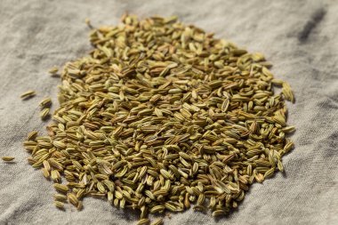 Ev Yapımı Çiğ Rezene Tohumları Bir Kasede