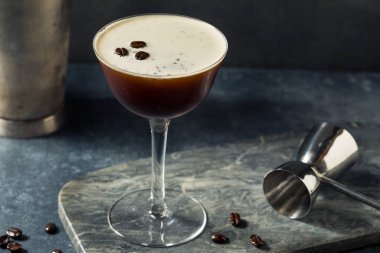 Soğuk, ferahlatıcı Espresso Coupe marka votka Martini.