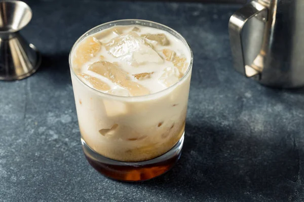 Menyegarkan Boozy White Russian Cocktail Dengan Vodka Dan Krim — Stok Foto