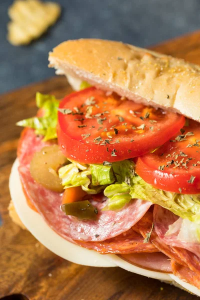 Hemlagad Kallskuren Italiensk Sub Smörgås Med Salami Sallad Och Tomat — Stockfoto