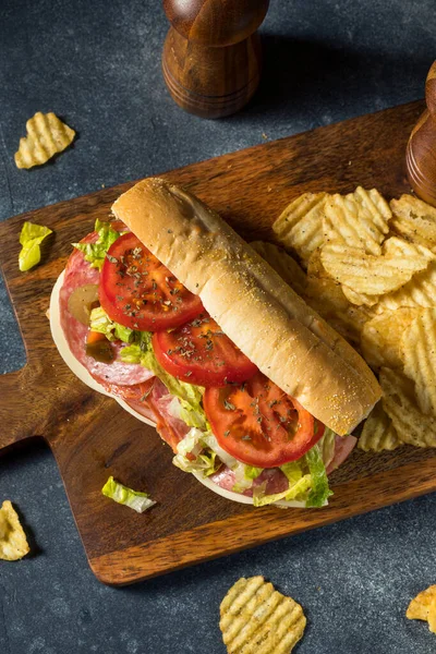 Buatan Sendiri Cold Cut Sub Sandwich Italia Dengan Salami Lettuce — Stok Foto