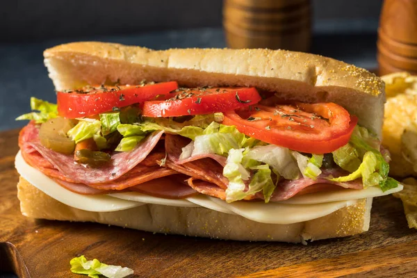 Hemlagad Kallskuren Italiensk Sub Smörgås Med Salami Sallad Och Tomat — Stockfoto