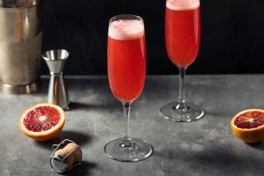 Ayyaş Kanlı Portakal Mimosa Kokteyli ve Cin