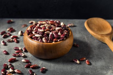 Çiğ Kırmızı Organik Sığır Böbreği Kasedeki Fasulye