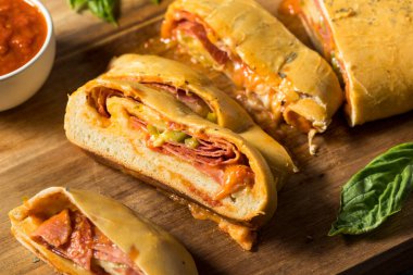 Pepperoni peyniri ve biberli ev yapımı İtalyan Stromboli.