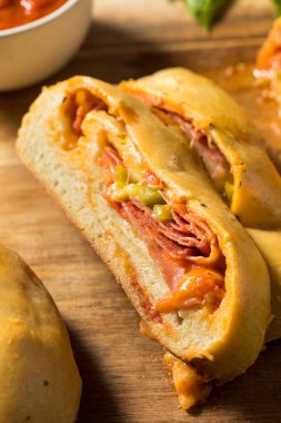 Pepperoni peyniri ve biberli ev yapımı İtalyan Stromboli.