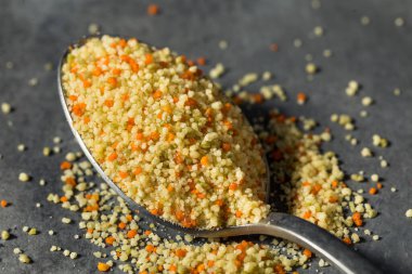 Kase içinde çiğ organik Fas kuskusu