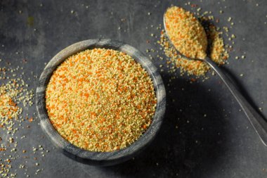 Kase içinde çiğ organik Fas kuskusu