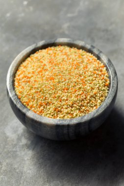 Kase içinde çiğ organik Fas kuskusu