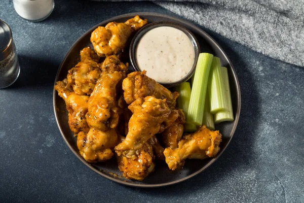 Sayap Ayam Peri Buatan Rumah Dengan Peternakan Dan Celery — Stok Foto