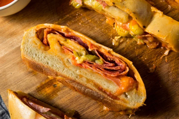 Σπιτικό Ιταλικό Stromboli Τυρί Και Πιπεριές Pepperoni — Φωτογραφία Αρχείου