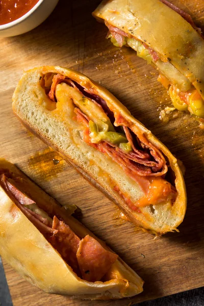 Hemlagad Italiensk Stromboli Med Pepperoni Ost Och Paprika — Stockfoto