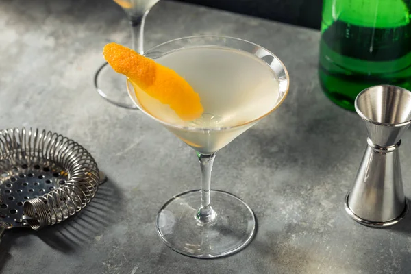 Boozy Erfrischender Koreanischer Soju Martini Mit Orangengarnitur — Stockfoto