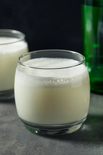 Orzeźwiający Boozy Koreański Jogurt Soju Koktajl Szklance — Zdjęcie stockowe