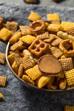 Ev yapımı tuzlu parti abur cuburu mısır gevreği ve kraker karışımı.