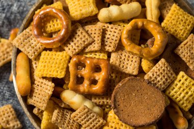 Ev yapımı tuzlu parti abur cuburu mısır gevreği ve kraker karışımı.