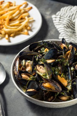 Ev yapımı Moules Kızarmış Midye ve Beyaz Şarap Sosu ile Kızartma