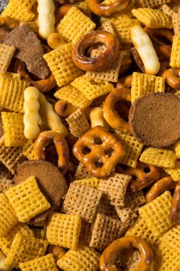 Ev yapımı tuzlu parti abur cuburu mısır gevreği ve kraker karışımı.