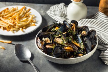 Ev yapımı Moules Kızarmış Midye ve Beyaz Şarap Sosu ile Kızartma