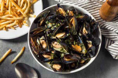 Ev yapımı Moules Kızarmış Midye ve Beyaz Şarap Sosu ile Kızartma