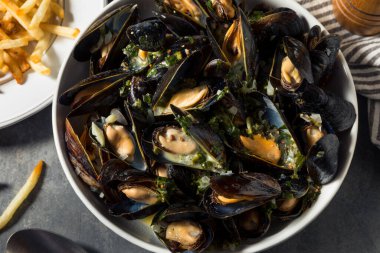Ev yapımı Moules Kızarmış Midye ve Beyaz Şarap Sosu ile Kızartma