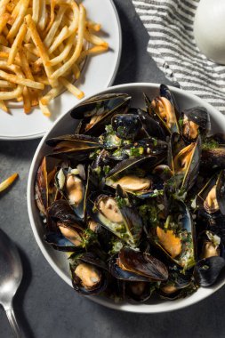 Ev yapımı Moules Kızarmış Midye ve Beyaz Şarap Sosu ile Kızartma