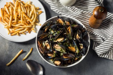 Ev yapımı Moules Kızarmış Midye ve Beyaz Şarap Sosu ile Kızartma