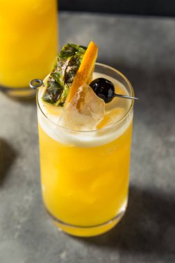 Sarhoş Sarı Kuş Kokteyli Rom ve Ananas ile Tazeleniyor