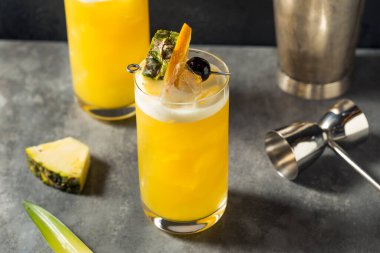 Sarhoş Sarı Kuş Kokteyli Rom ve Ananas ile Tazeleniyor