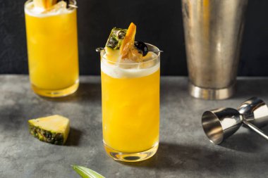 Sarhoş Sarı Kuş Kokteyli Rom ve Ananas ile Tazeleniyor