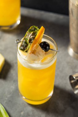 Sarhoş Sarı Kuş Kokteyli Rom ve Ananas ile Tazeleniyor