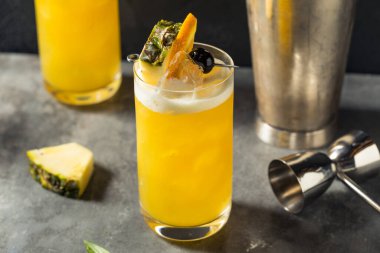 Sarhoş Sarı Kuş Kokteyli Rom ve Ananas ile Tazeleniyor