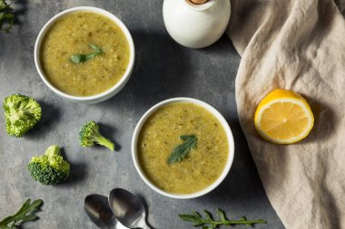 Sağlıklı Soğuk Brokoli Arugula Çorbası