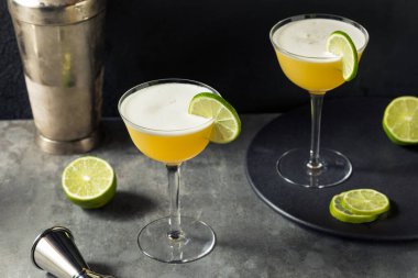 Likörlü Rom Pineapple Otel, Lime ile Ulusal Kokteyl