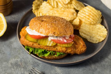 Ev yapımı kızarmış balık fileto patates kızartmalı sandviç.
