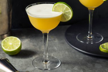 Likörlü Rom Pineapple Otel, Lime ile Ulusal Kokteyl